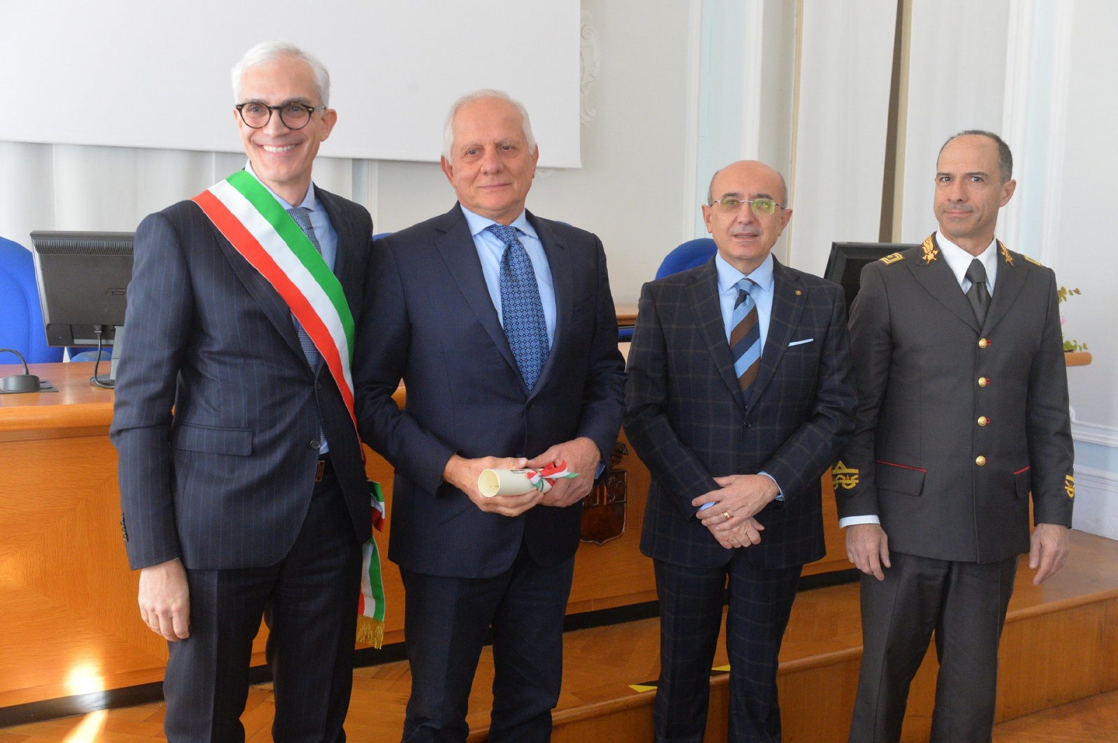 VARESE. ONORIFICENZE REPUBBLICA ITALIANA 2023 A VILLA RECALCATI CON PREFETTO SALVATORE PASQUARIELLO NELLA FOTO CAVALIERE ANTONIO BISON