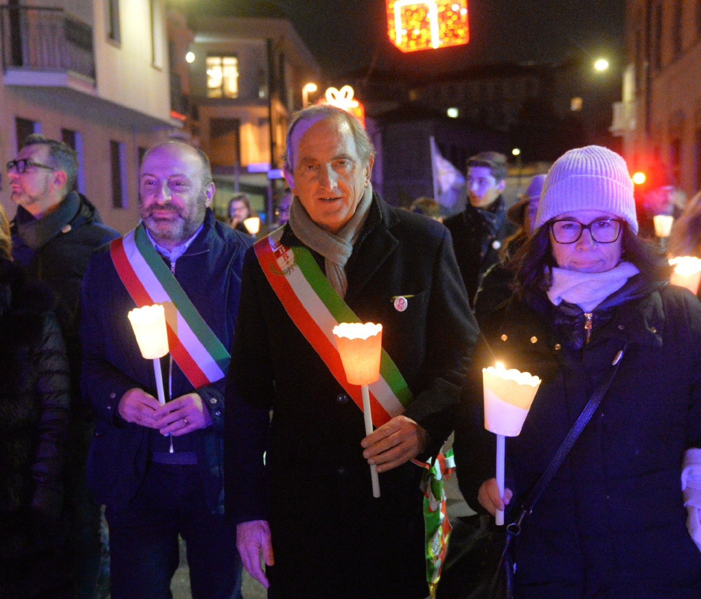 BUSTO ARSIZIO. CORTEO FIACCOLATA DA VIALE PIEMONTE PER LE VIE DEL CENTRO CONTRO VIOLENZA DONNE CON SINDACO ANTONELLI, SINDACO BELLARIA, ISABELLA TOVAGLIERI