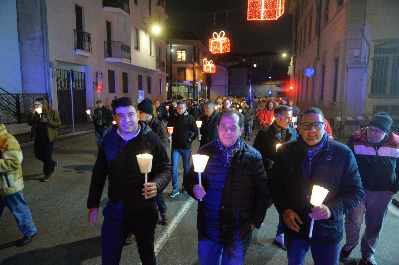 BUSTO ARSIZIO. CORTEO FIACCOLATA DA VIALE PIEMONTE PER LE VIE DEL CENTRO CONTRO VIOLENZA DONNE CON SINDACO ANTONELLI, SINDACO BELLARIA, ISABELLA TOVAGLIERI