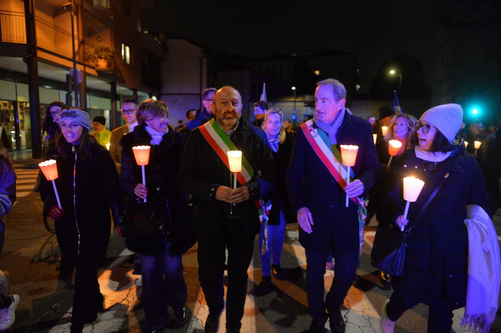 BUSTO ARSIZIO. CORTEO FIACCOLATA DA VIALE PIEMONTE PER LE VIE DEL CENTRO CONTRO VIOLENZA DONNE CON SINDACO ANTONELLI, SINDACO BELLARIA, ISABELLA TOVAGLIERI