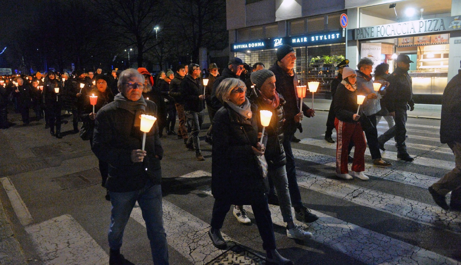 BUSTO ARSIZIO. CORTEO FIACCOLATA DA VIALE PIEMONTE PER LE VIE DEL CENTRO CONTRO VIOLENZA DONNE CON SINDACO ANTONELLI, SINDACO BELLARIA, ISABELLA TOVAGLIERI