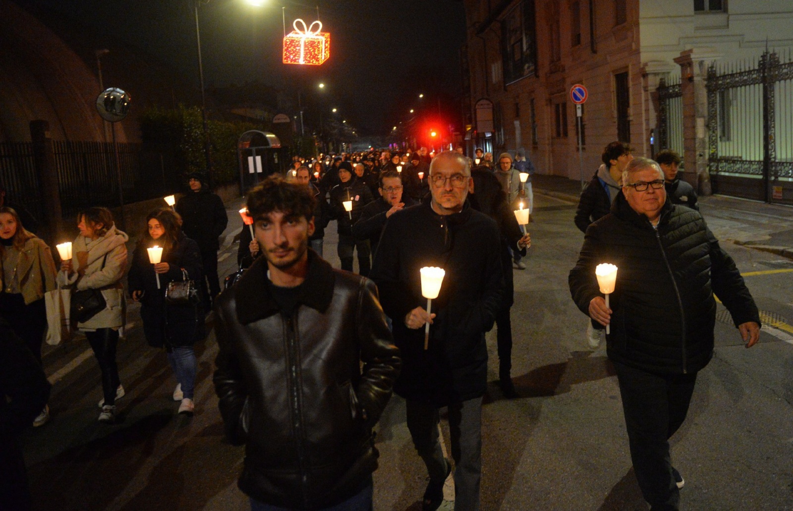 BUSTO ARSIZIO. CORTEO FIACCOLATA DA VIALE PIEMONTE PER LE VIE DEL CENTRO CONTRO VIOLENZA DONNE CON SINDACO ANTONELLI, SINDACO BELLARIA, ISABELLA TOVAGLIERI