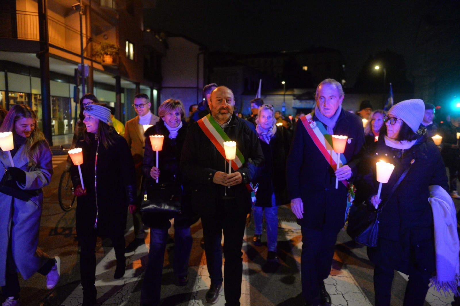 BUSTO ARSIZIO. CORTEO FIACCOLATA DA VIALE PIEMONTE PER LE VIE DEL CENTRO CONTRO VIOLENZA DONNE CON SINDACO ANTONELLI, SINDACO BELLARIA, ISABELLA TOVAGLIERI