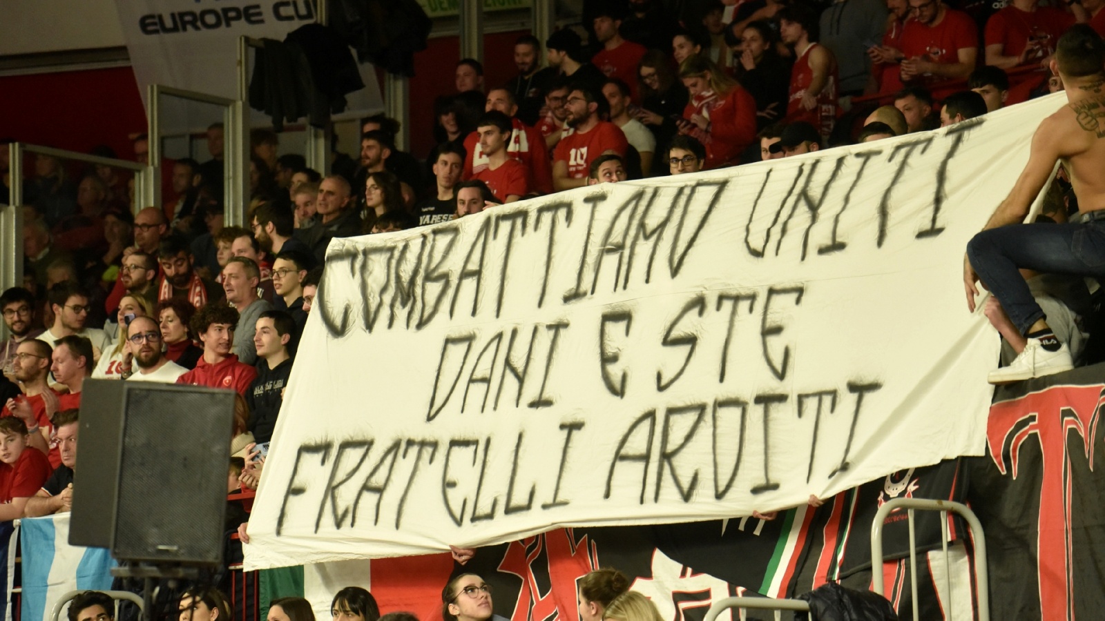 VARESE. BASKET LBA. OPENJOBMETIS VARESE-VIRTUS BOLOGNA NELLA FOTO STRISCIONE CURVA