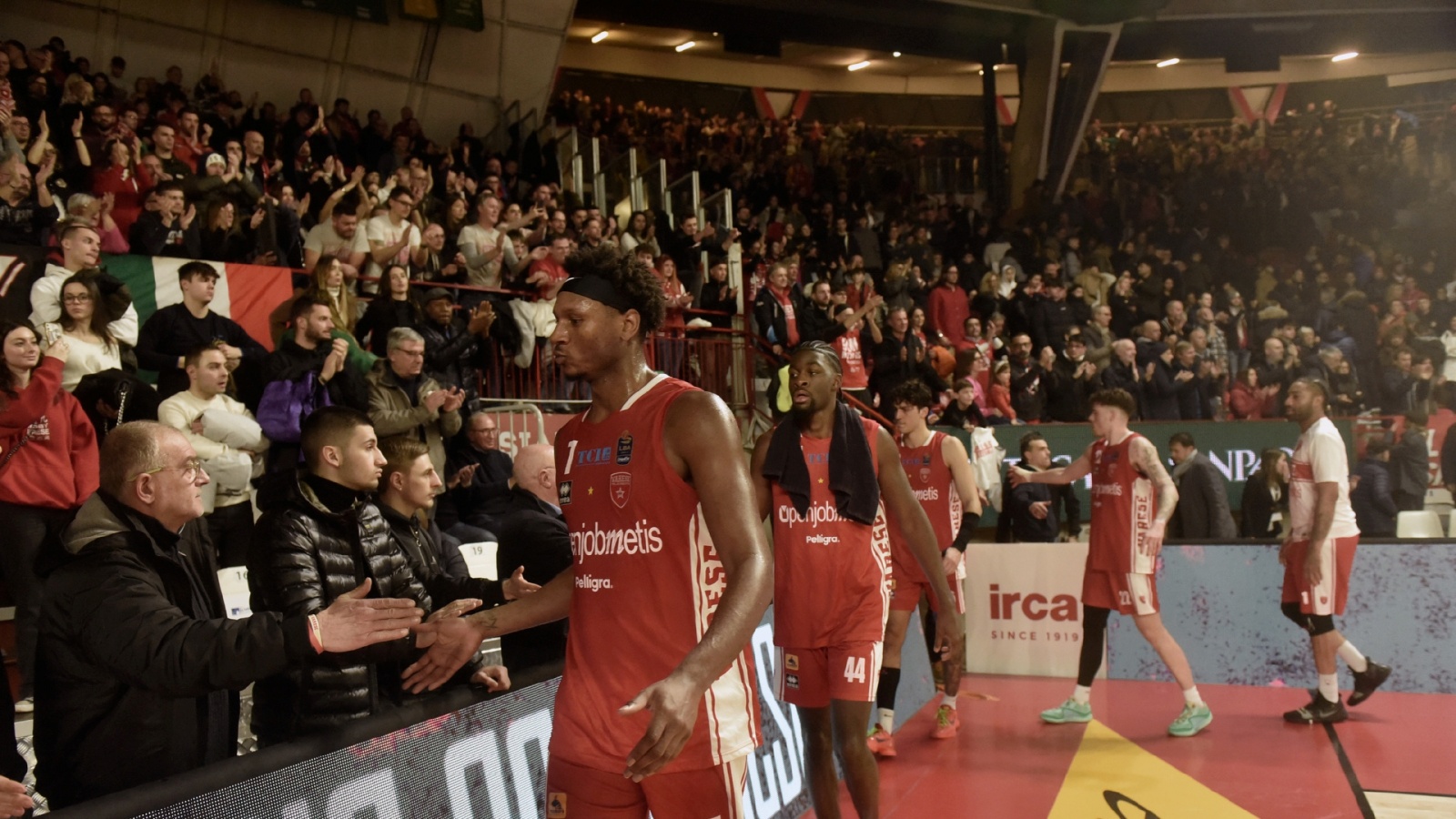 VARESE. BASKET LBA. OPENJOBMETIS VARESE-VIRTUS BOLOGNA NELLA FOTO SALUTO FINALE