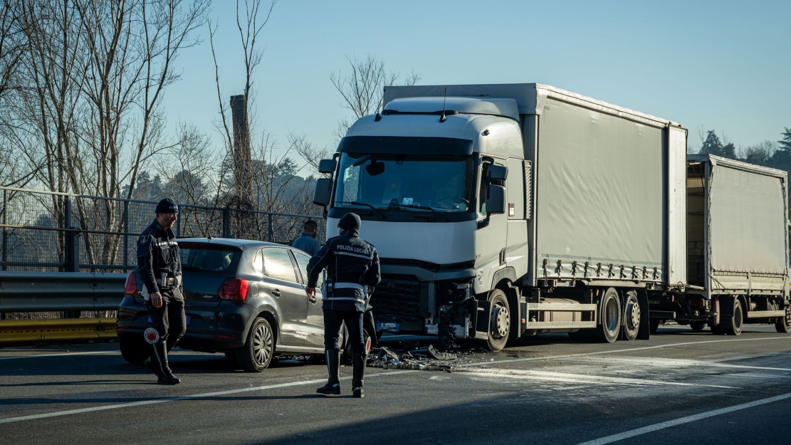 VARESE TANGEZIALE EST SS 712 ZONA VIA PESCHIERA NELLA FOTO INCIDENTE STRADALE CON MEZZO PESANTE