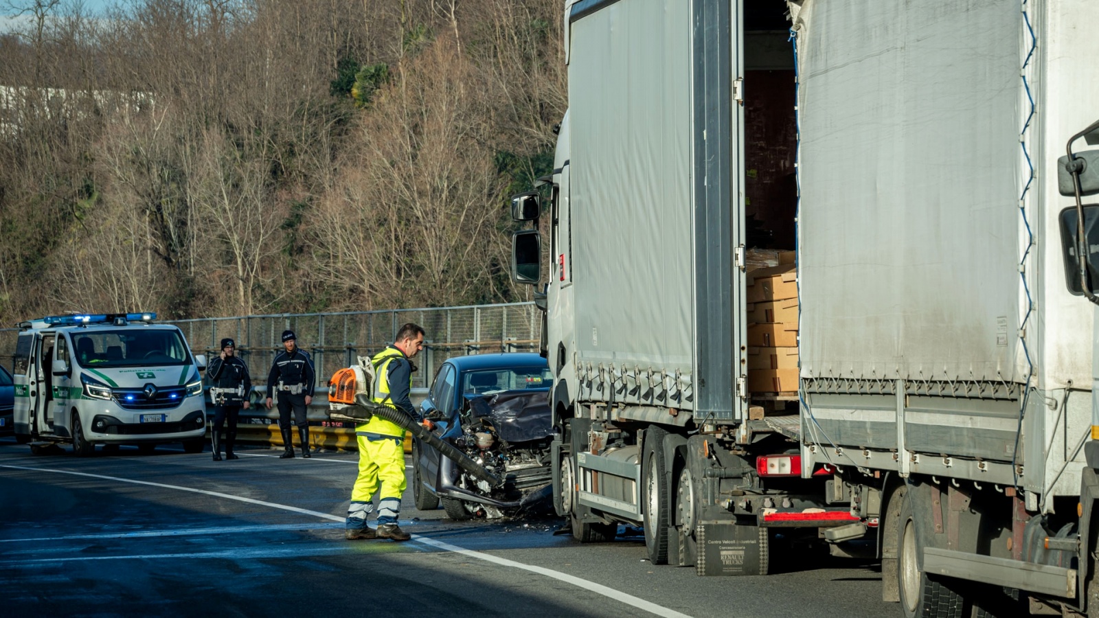 VARESE TANGEZIALE EST SS 712 ZONA VIA PESCHIERA NELLA FOTO INCIDENTE STRADALE CON MEZZO PESANTE