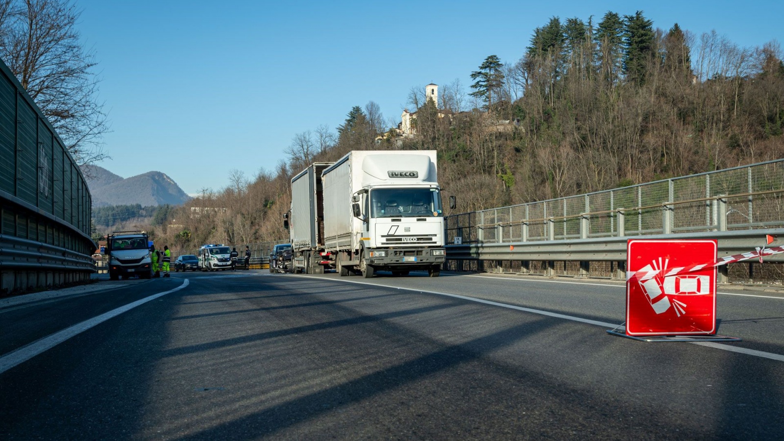 VARESE TANGEZIALE EST SS 712 ZONA VIA PESCHIERA NELLA FOTO INCIDENTE STRADALE CON MEZZO PESANTE