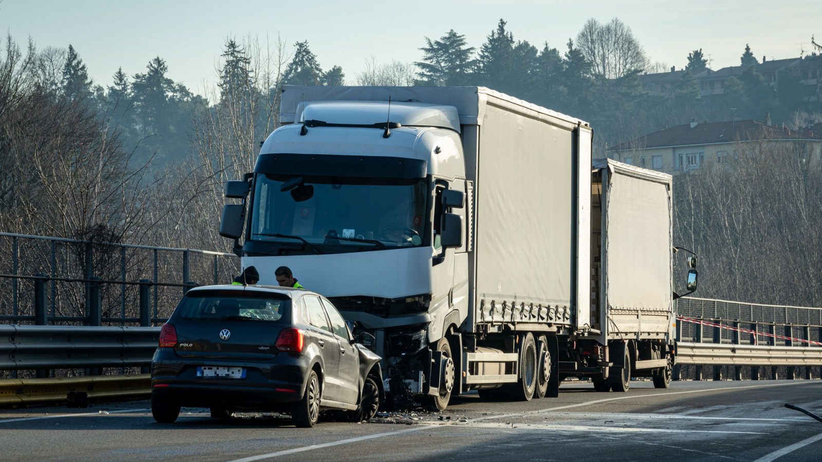 VARESE TANGEZIALE EST SS 712 ZONA VIA PESCHIERA NELLA FOTO INCIDENTE STRADALE CON MEZZO PESANTE