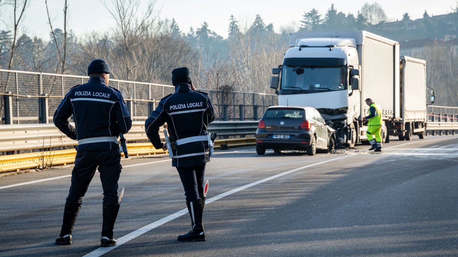 VARESE TANGEZIALE EST SS 712 ZONA VIA PESCHIERA NELLA FOTO INCIDENTE STRADALE CON MEZZO PESANTE