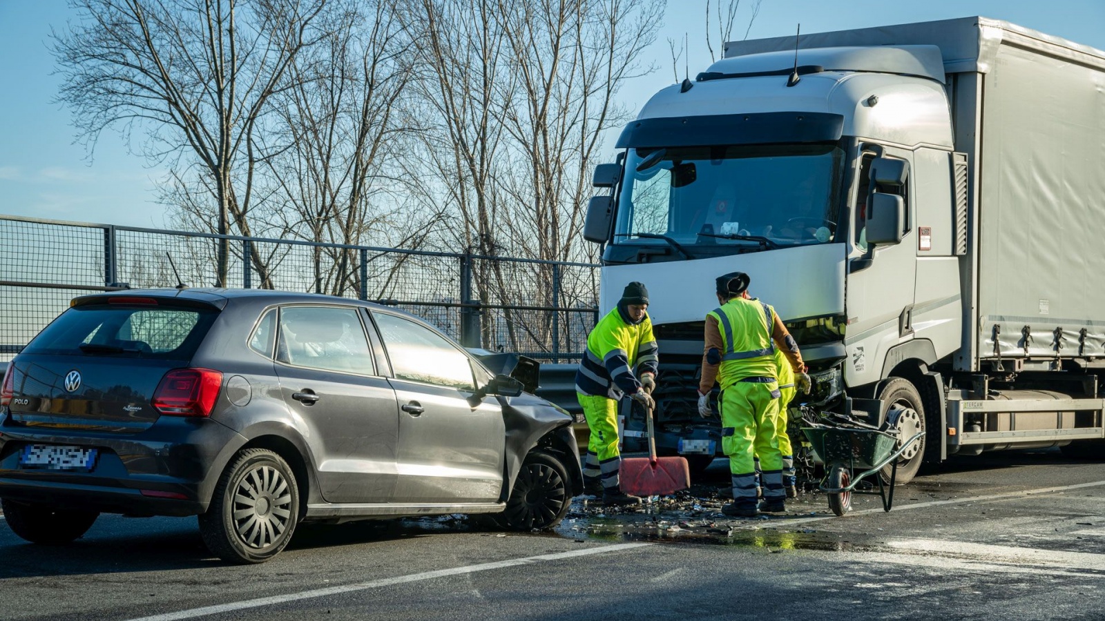 VARESE TANGEZIALE EST SS 712 ZONA VIA PESCHIERA NELLA FOTO INCIDENTE STRADALE CON MEZZO PESANTE