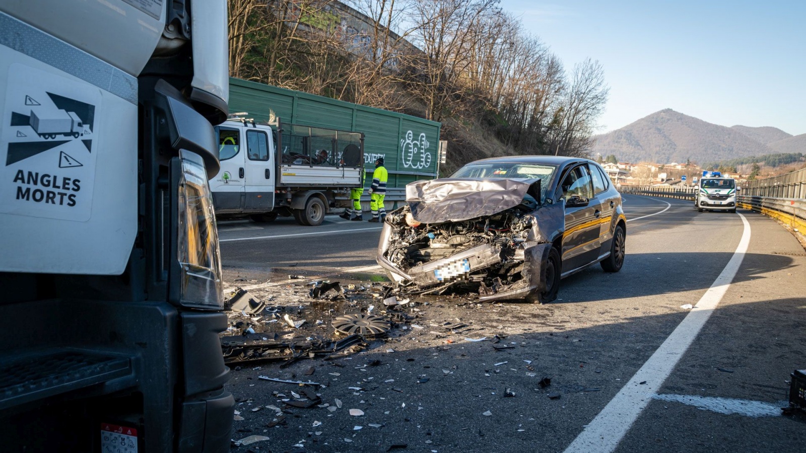 VARESE TANGEZIALE EST SS 712 ZONA VIA PESCHIERA NELLA FOTO INCIDENTE STRADALE CON MEZZO PESANTE