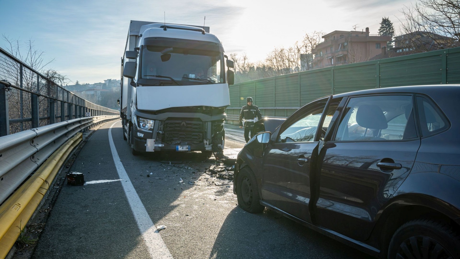 VARESE TANGEZIALE EST SS 712 ZONA VIA PESCHIERA NELLA FOTO INCIDENTE STRADALE CON MEZZO PESANTE