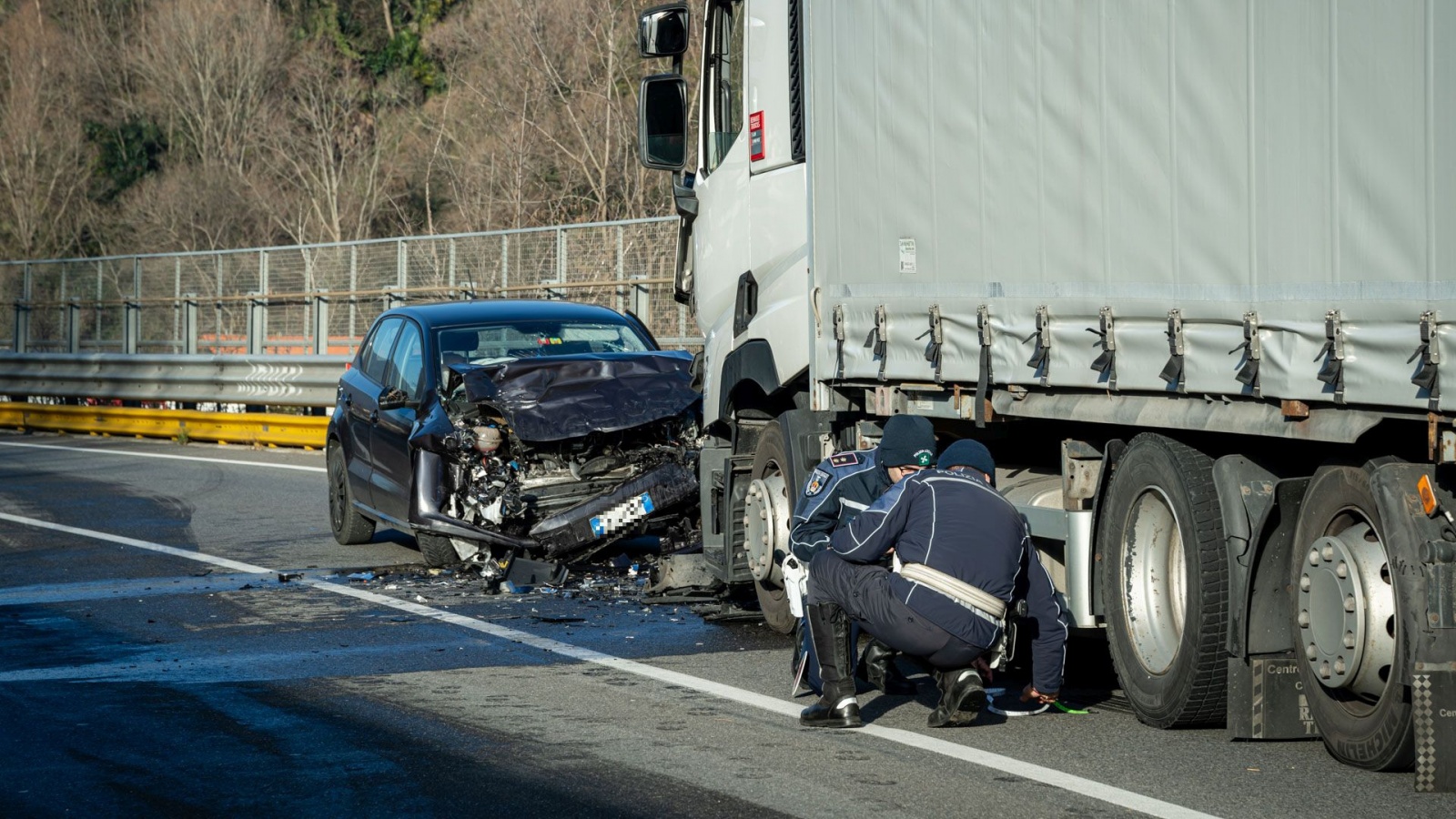 VARESE TANGEZIALE EST SS 712 ZONA VIA PESCHIERA NELLA FOTO INCIDENTE STRADALE CON MEZZO PESANTE