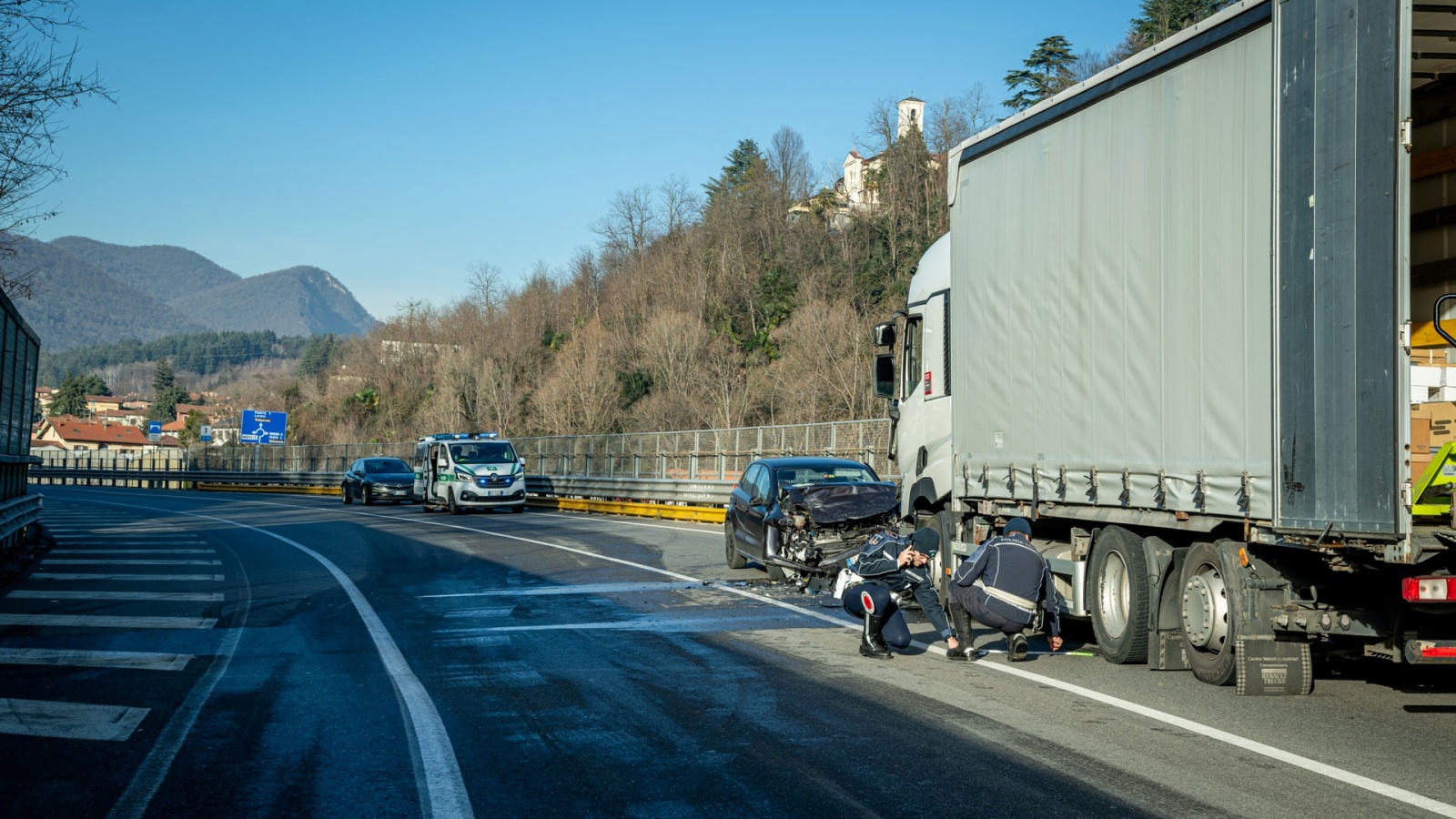 VARESE TANGEZIALE EST SS 712 ZONA VIA PESCHIERA NELLA FOTO INCIDENTE STRADALE CON MEZZO PESANTE