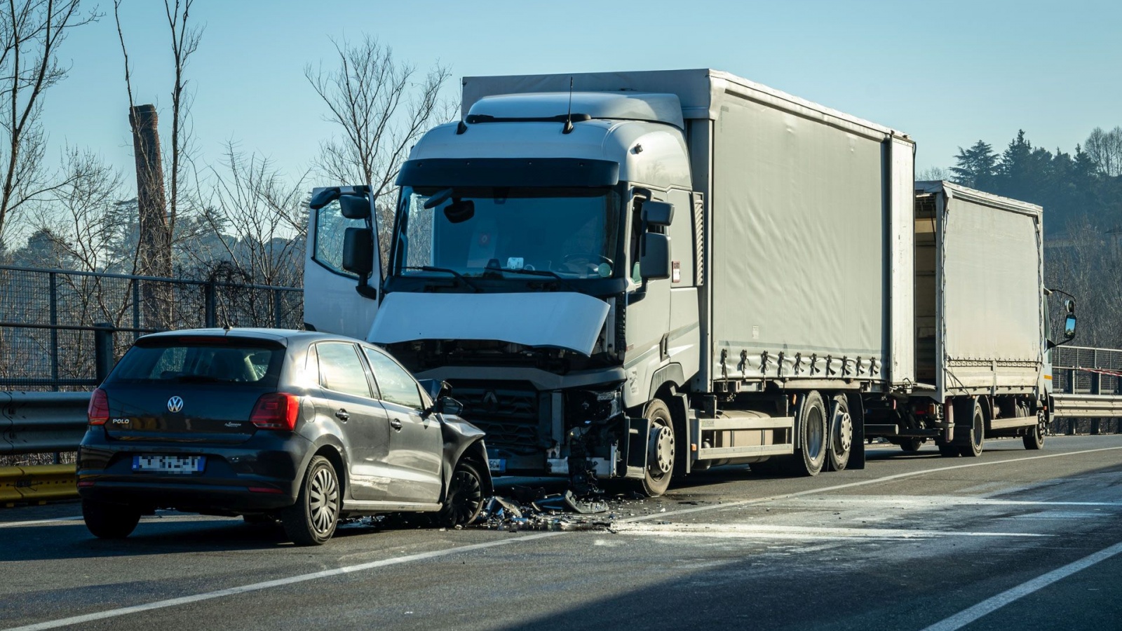 VARESE TANGEZIALE EST SS 712 ZONA VIA PESCHIERA NELLA FOTO INCIDENTE STRADALE CON MEZZO PESANTE