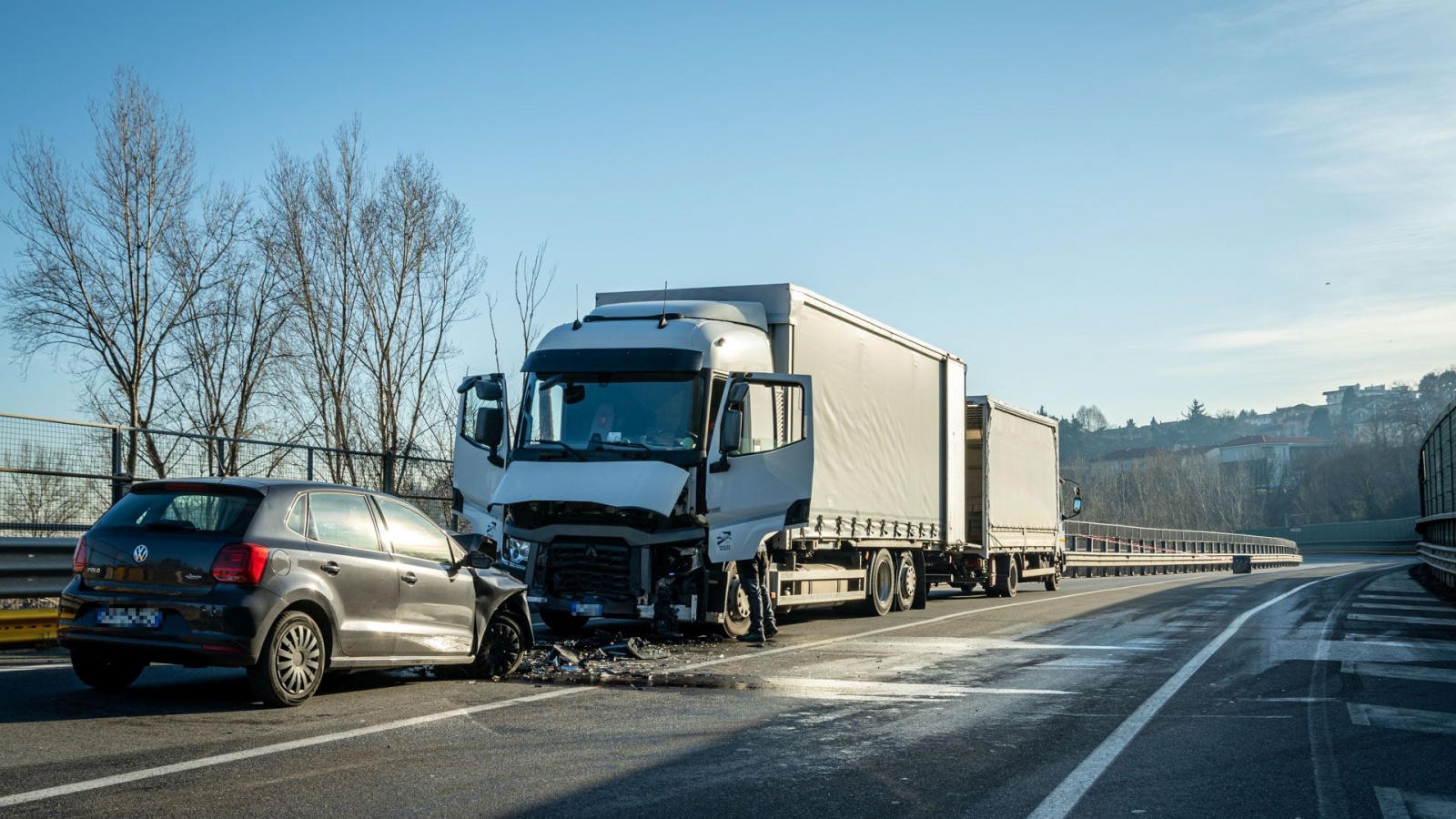 VARESE TANGEZIALE EST SS 712 ZONA VIA PESCHIERA NELLA FOTO INCIDENTE STRADALE CON MEZZO PESANTE