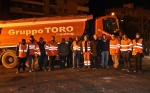 VARESE. COLLAUDO STATICO, PROVA DI CARICO, NUOVO PONTE LARGO FLAIANO CON 12 CAMION NELLA NOTTE TRA IL 29 E IL 30 GENNAIO NELLA FOTO SINDACO E ASSESSORE CON IL TEAM ADDETTO ALLA PROVA