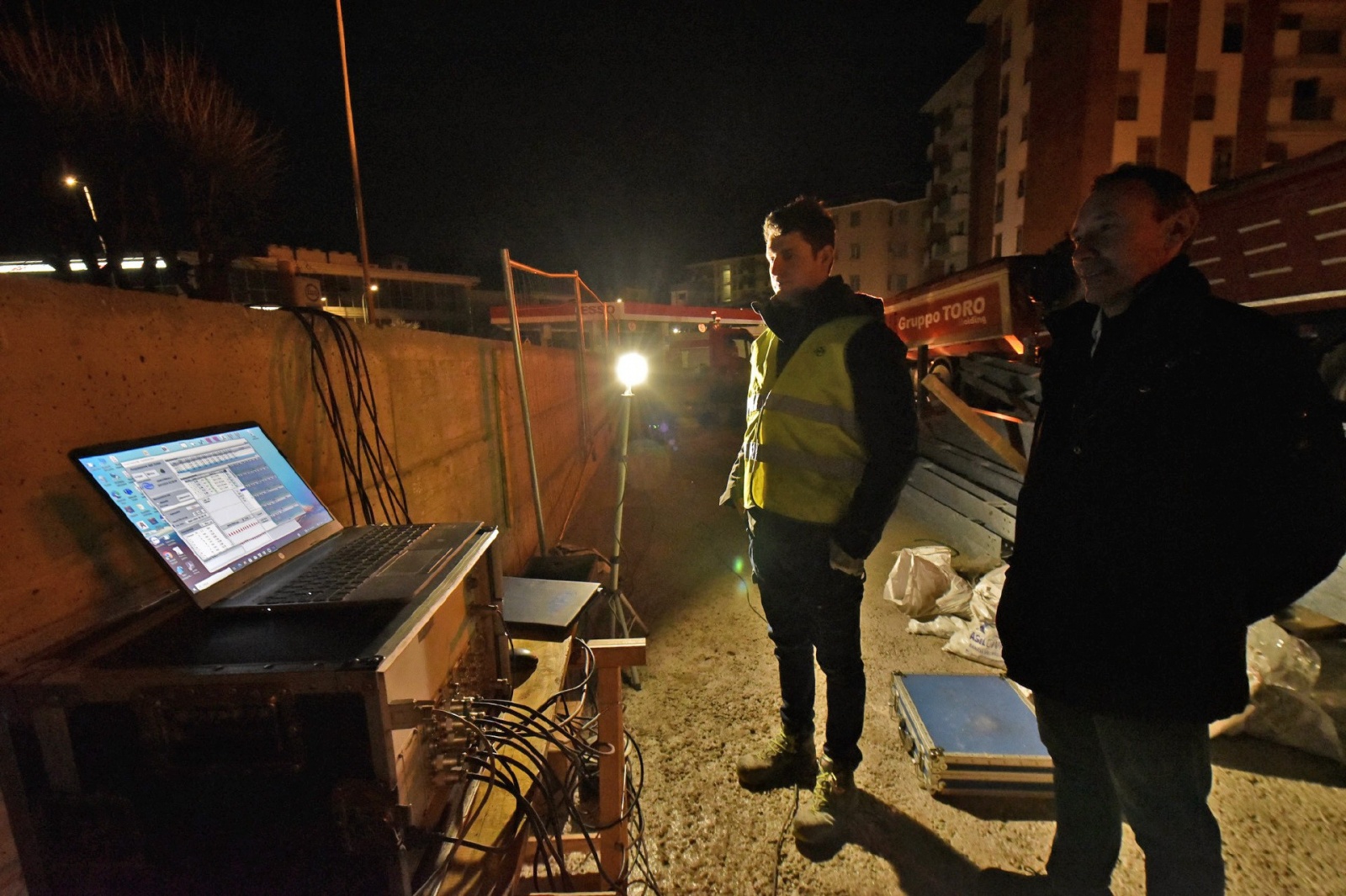 VARESE. COLLAUDO STATICO, PROVA DI CARICO, NUOVO PONTE LARGO FLAIANO CON 12 CAMION NELLA NOTTE TRA IL 29 E IL 30 GENNAIO NELLA FOTO