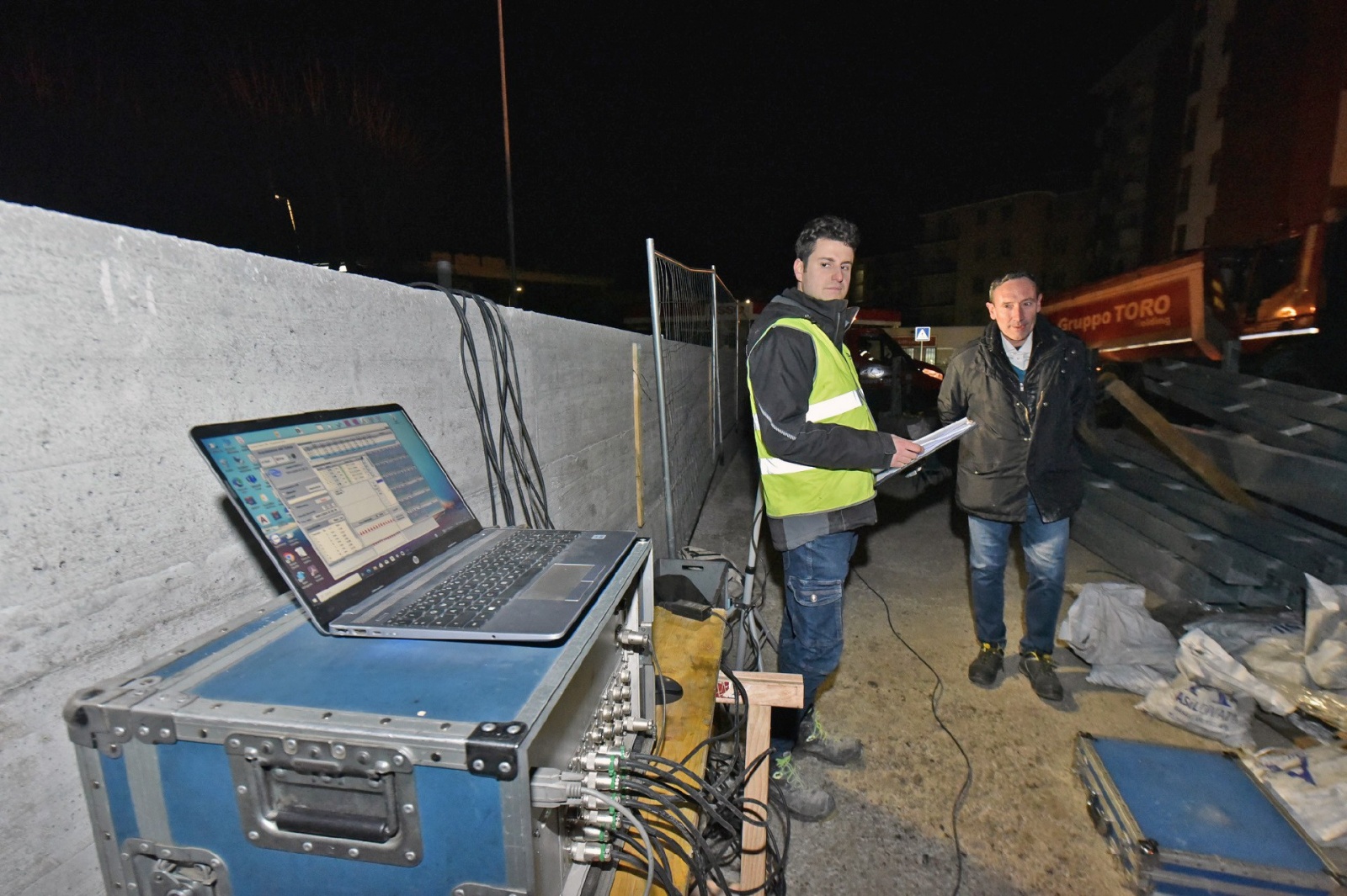 VARESE. COLLAUDO STATICO, PROVA DI CARICO, NUOVO PONTE LARGO FLAIANO CON 12 CAMION NELLA NOTTE TRA IL 29 E IL 30 GENNAIO NELLA FOTO