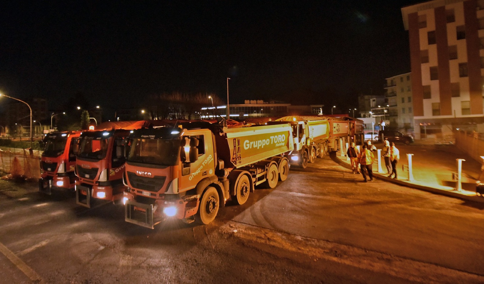 VARESE. COLLAUDO STATICO, PROVA DI CARICO, NUOVO PONTE LARGO FLAIANO CON 12 CAMION NELLA NOTTE TRA IL 29 E IL 30 GENNAIO NELLA FOTO