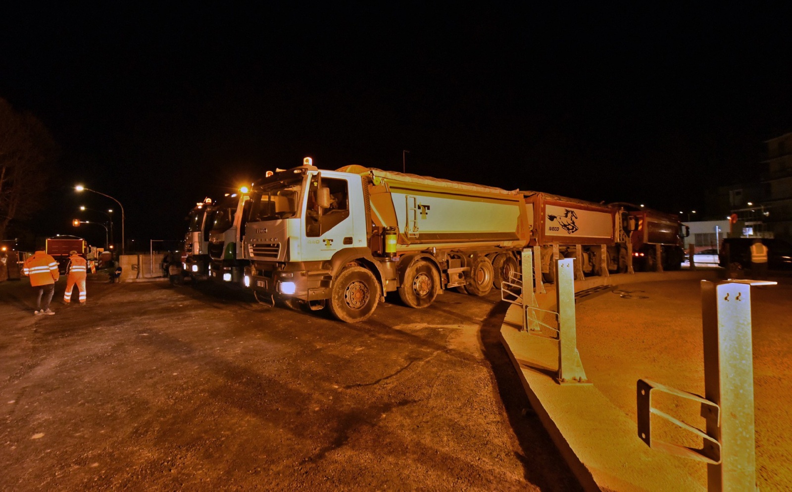 VARESE. COLLAUDO STATICO, PROVA DI CARICO, NUOVO PONTE LARGO FLAIANO CON 12 CAMION NELLA NOTTE TRA IL 29 E IL 30 GENNAIO NELLA FOTO