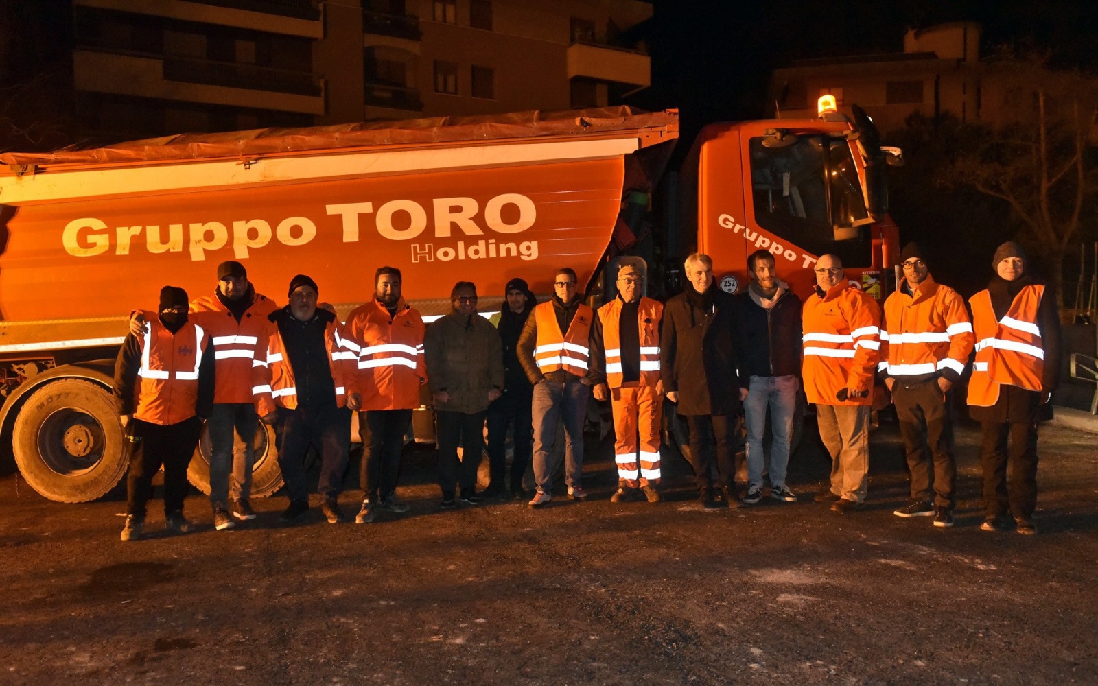 VARESE. COLLAUDO STATICO, PROVA DI CARICO, NUOVO PONTE LARGO FLAIANO CON 12 CAMION NELLA NOTTE TRA IL 29 E IL 30 GENNAIO NELLA FOTO SINDACO E ASSESSORE CON IL TEAM ADDETTO ALLA PROVA