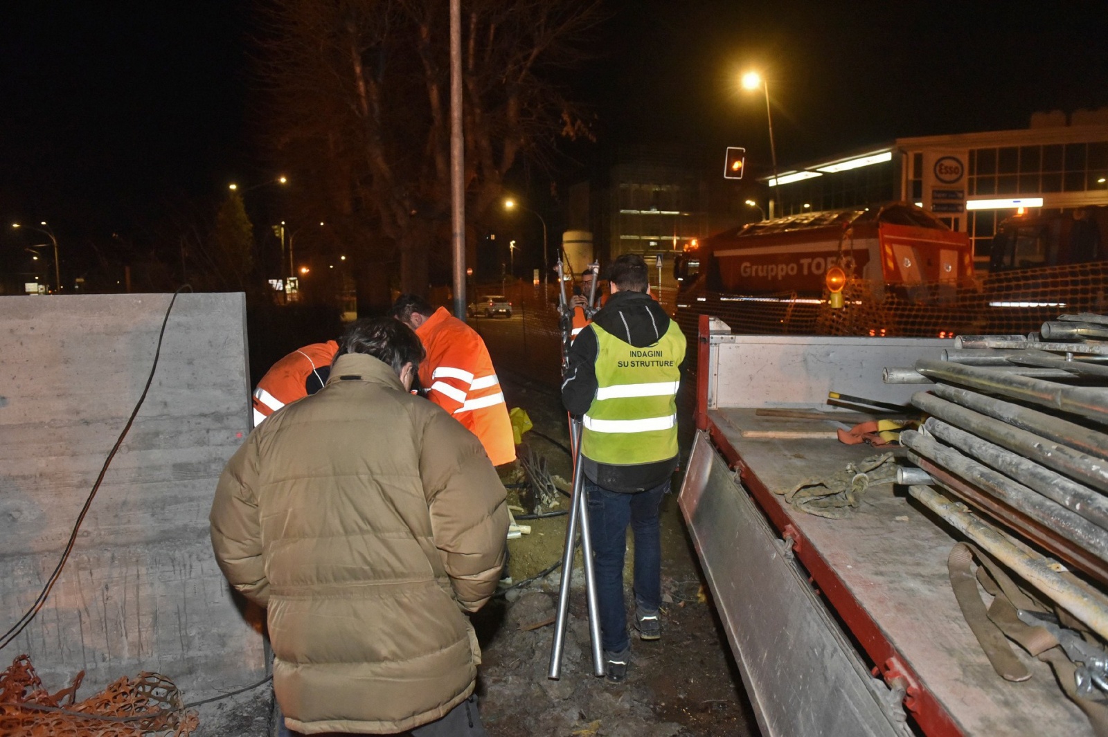 VARESE. COLLAUDO STATICO, PROVA DI CARICO, NUOVO PONTE LARGO FLAIANO CON 12 CAMION NELLA NOTTE TRA IL 29 E IL 30 GENNAIO NELLA FOTO