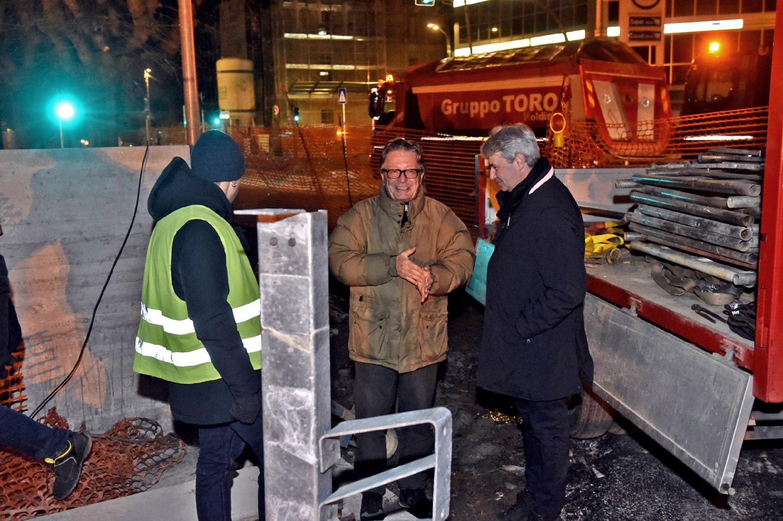 VARESE. COLLAUDO STATICO, PROVA DI CARICO, NUOVO PONTE LARGO FLAIANO CON 12 CAMION NELLA NOTTE TRA IL 29 E IL 30 GENNAIO NELLA FOTO