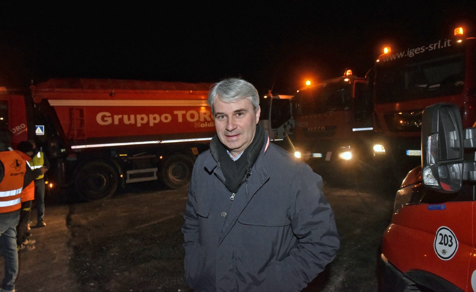 VARESE. COLLAUDO STATICO, PROVA DI CARICO, NUOVO PONTE LARGO FLAIANO CON 12 CAMION NELLA NOTTE TRA IL 29 E IL 30 GENNAIO NELLA FOTO SINDACO DAVIDE GALIMBERTI