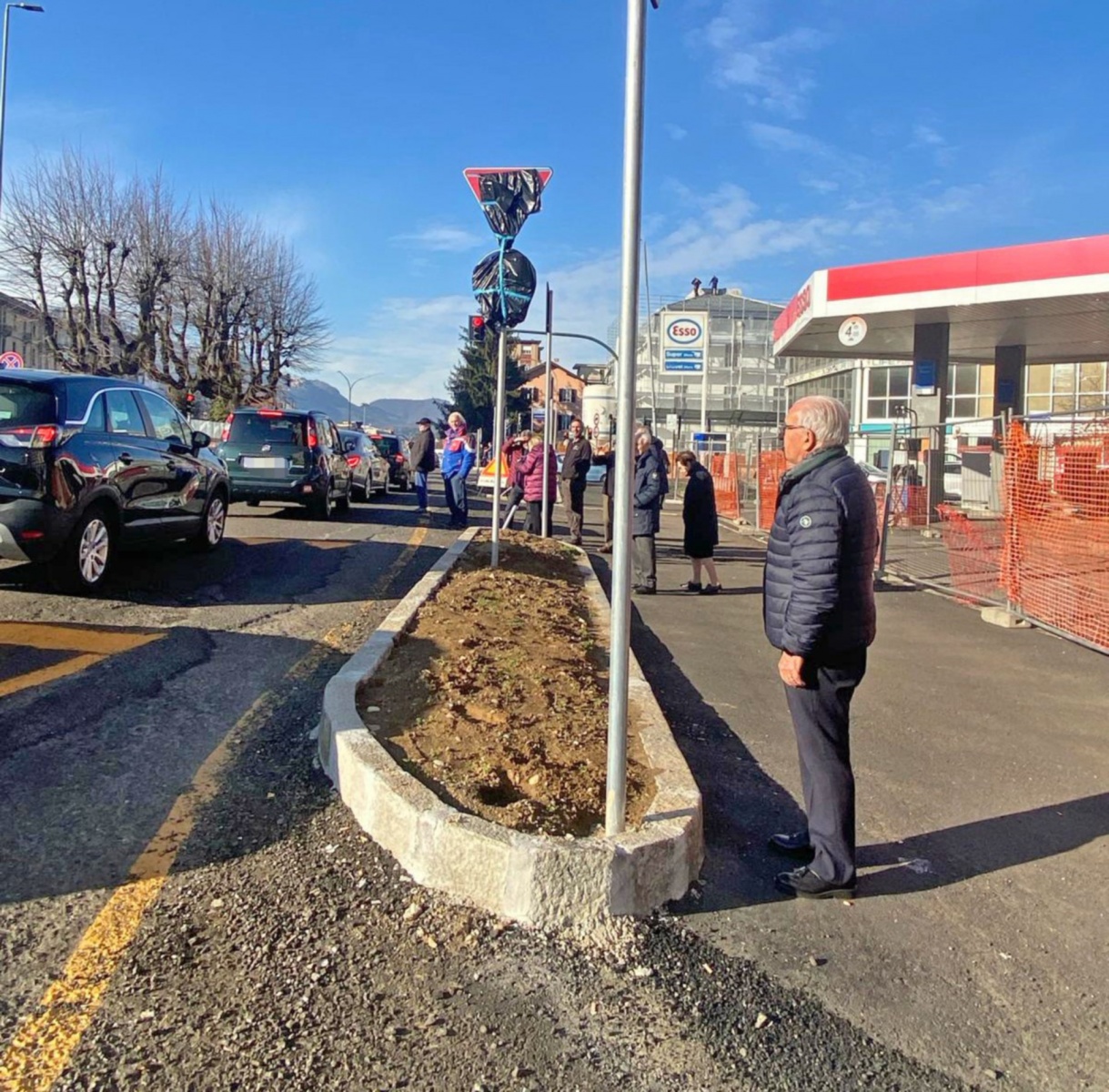 VARESE. APERTURA LARGO FLAIANO NELLA FOTO CITTADINI GUARDANO L’APERTURA DI LARGO FLAIANO