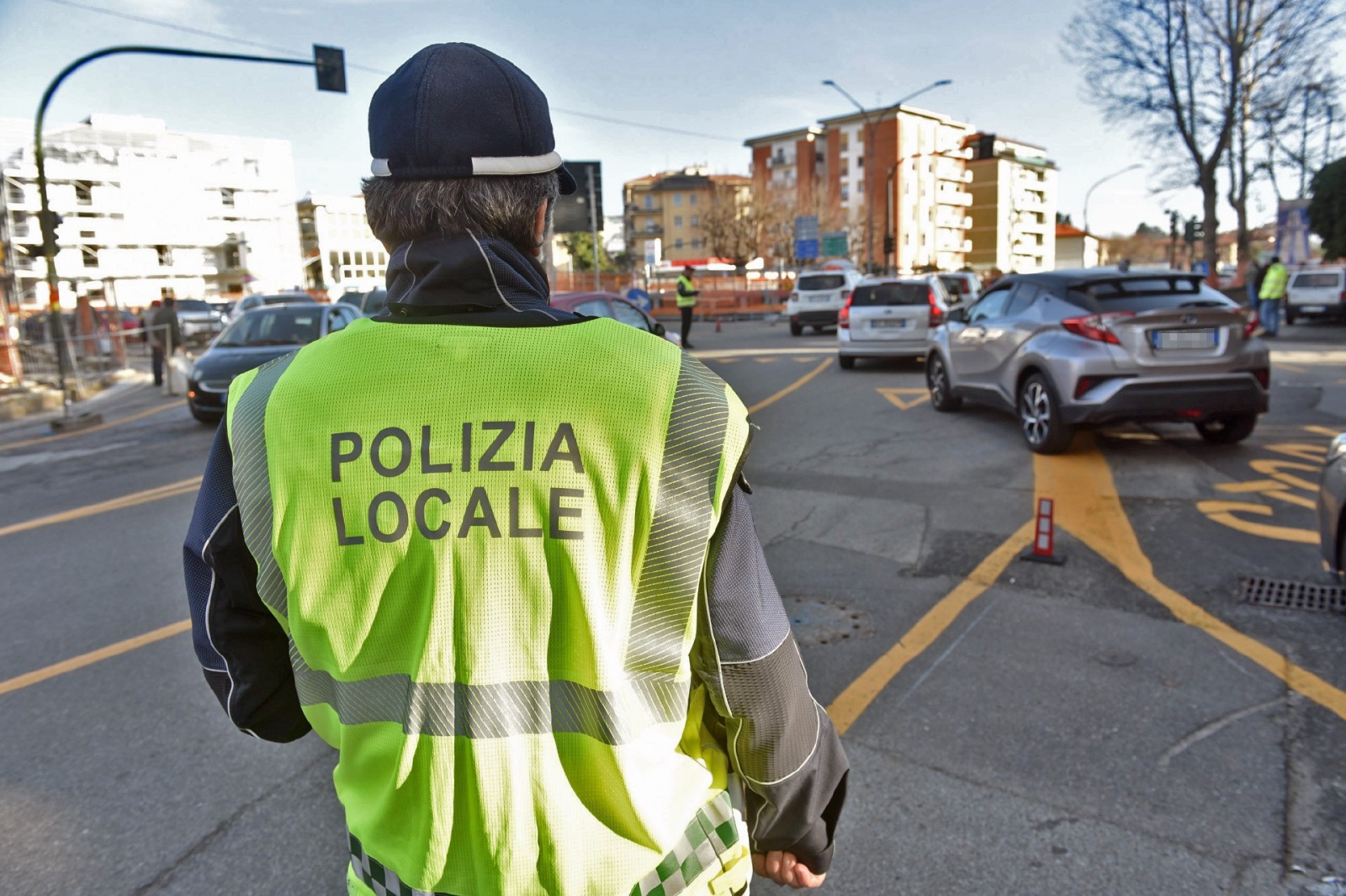 VARESE. APERTURA LARGO FLAIANO NELLA FOTO AGENTE POLIZIA LOCALE CONTROLLA TRAFFICO