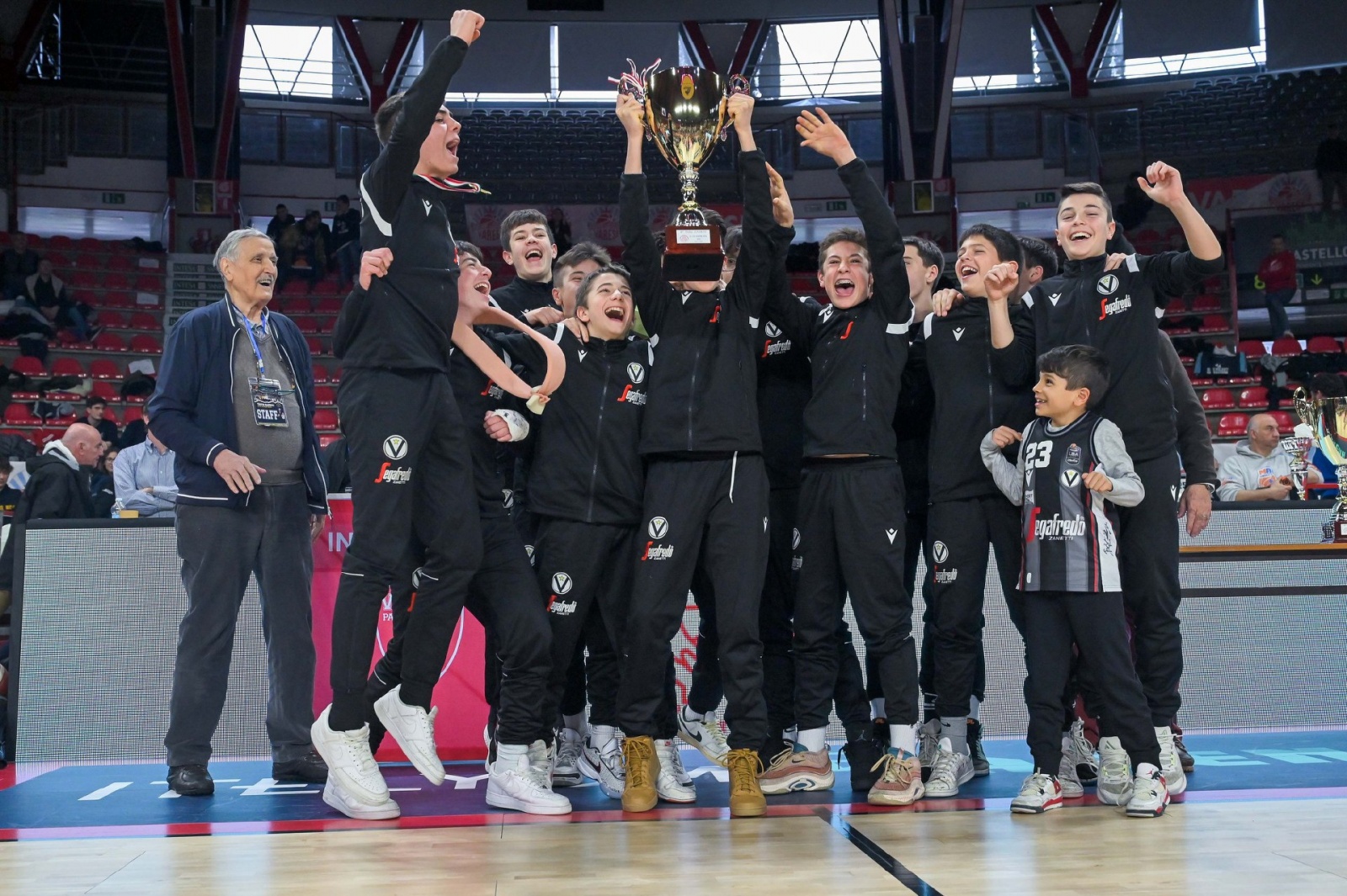 VARESE TROFEO GARBOSI 2024 PREMIAZIONI PALAZZETTO DI MASNAGO NELLA FOTO PRIMI CLASSIFICATI UNDER13 VIRTUS BOLOGNA