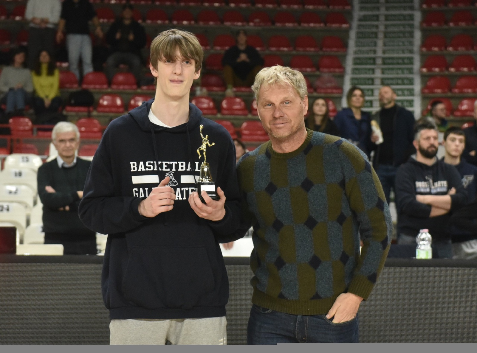 VARESE. BASKET. TORNEO GIOVANI LEGGENDE 2024. PREMIAZIONI NELLA FOTO SCHIACCIATE GALLARATE