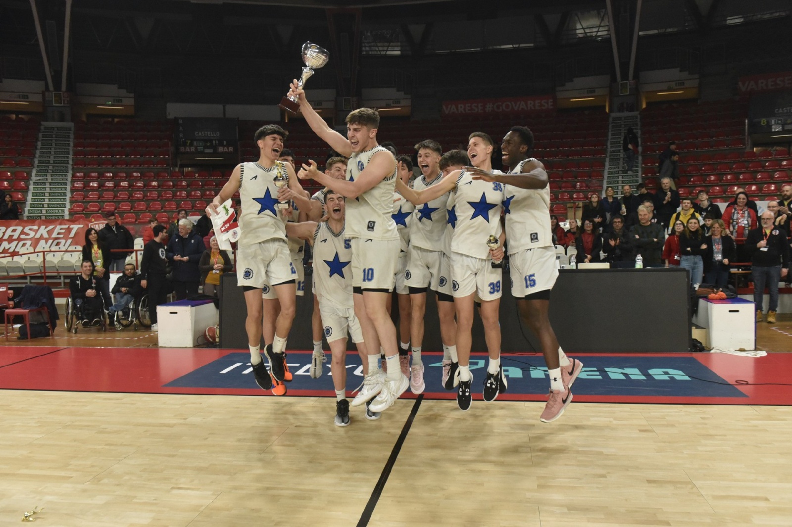 VARESE. BASKET. TORNEO GIOVANI LEGGENDE 2024. PREMIAZIONI NELLA FOTO VINCITORI STELLA AZZURRA