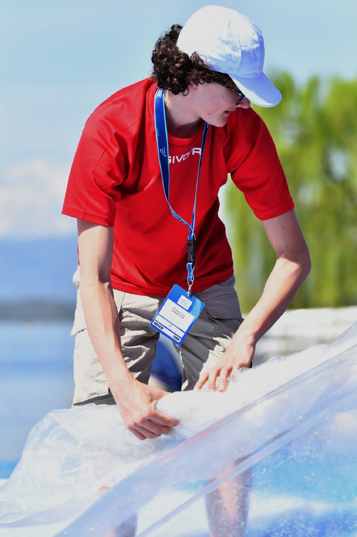 VARESE. WORLD ROWING CUP 2024. COPPA DEL MONDO CANOTTAGGIO. SCHIRANNA. NELLA FOTO VOLONTARIO AL LAVORO