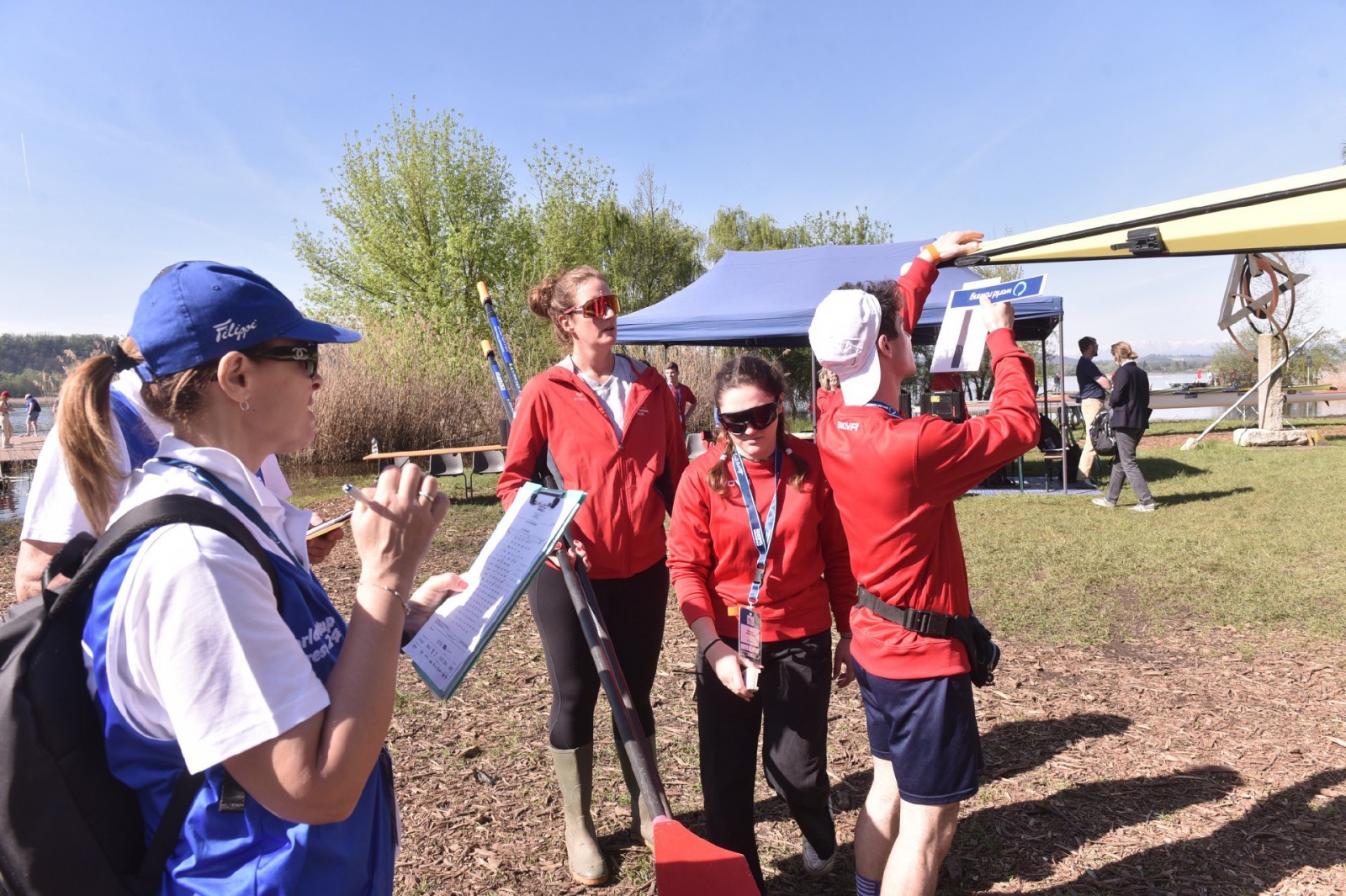 VARESE. WORLD ROWING CUP 2024. COPPA DEL MONDO CANOTTAGGIO. SCHIRANNA. NELLA FOTO PARCO RIENTRO ATLETI, VOLONTARI PER PREPARAZIONE BARCA