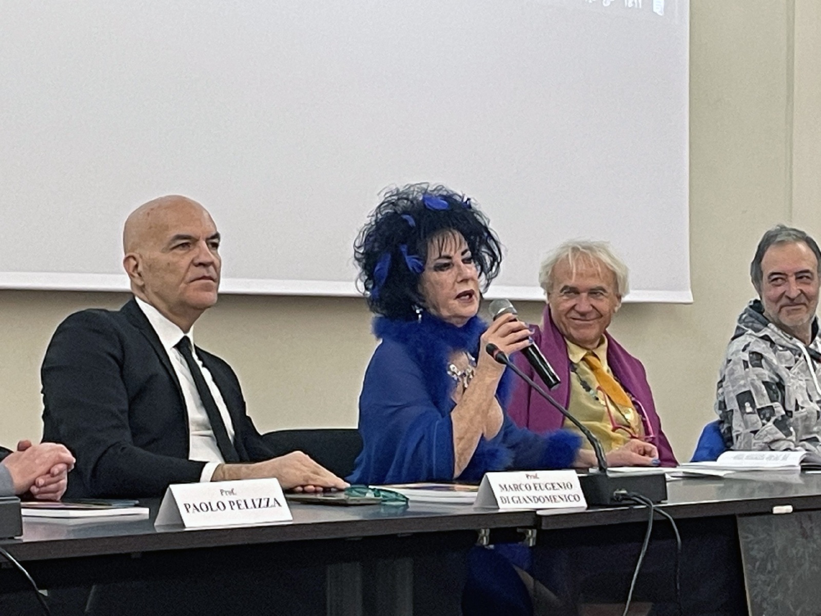 VARESE. PRESENTAZIONE LIBRO “DALLA CASA DI RINGHIERA ALLA CASA BIANCA” DI MARINA CASTELNUOVO, SOSIA UFFICIALE DI LIZ TAYLOR, IN SALA MONTANARI