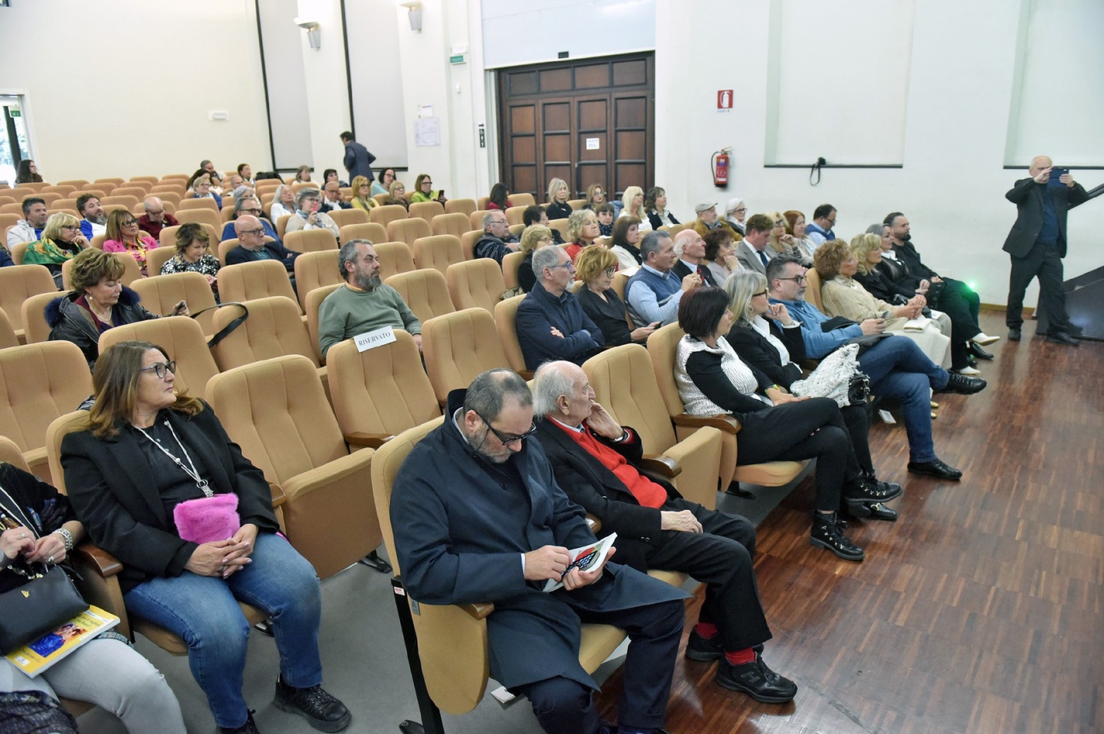 VARESE. PRESENTAZIONE LIBRO “DALLA CASA DI RINGHIERA ALLA CASA BIANCA” DI MARINA CASTELNUOVO, SOSIA UFFICIALE DI LIZ TAYLOR, IN SALA MONTANARI