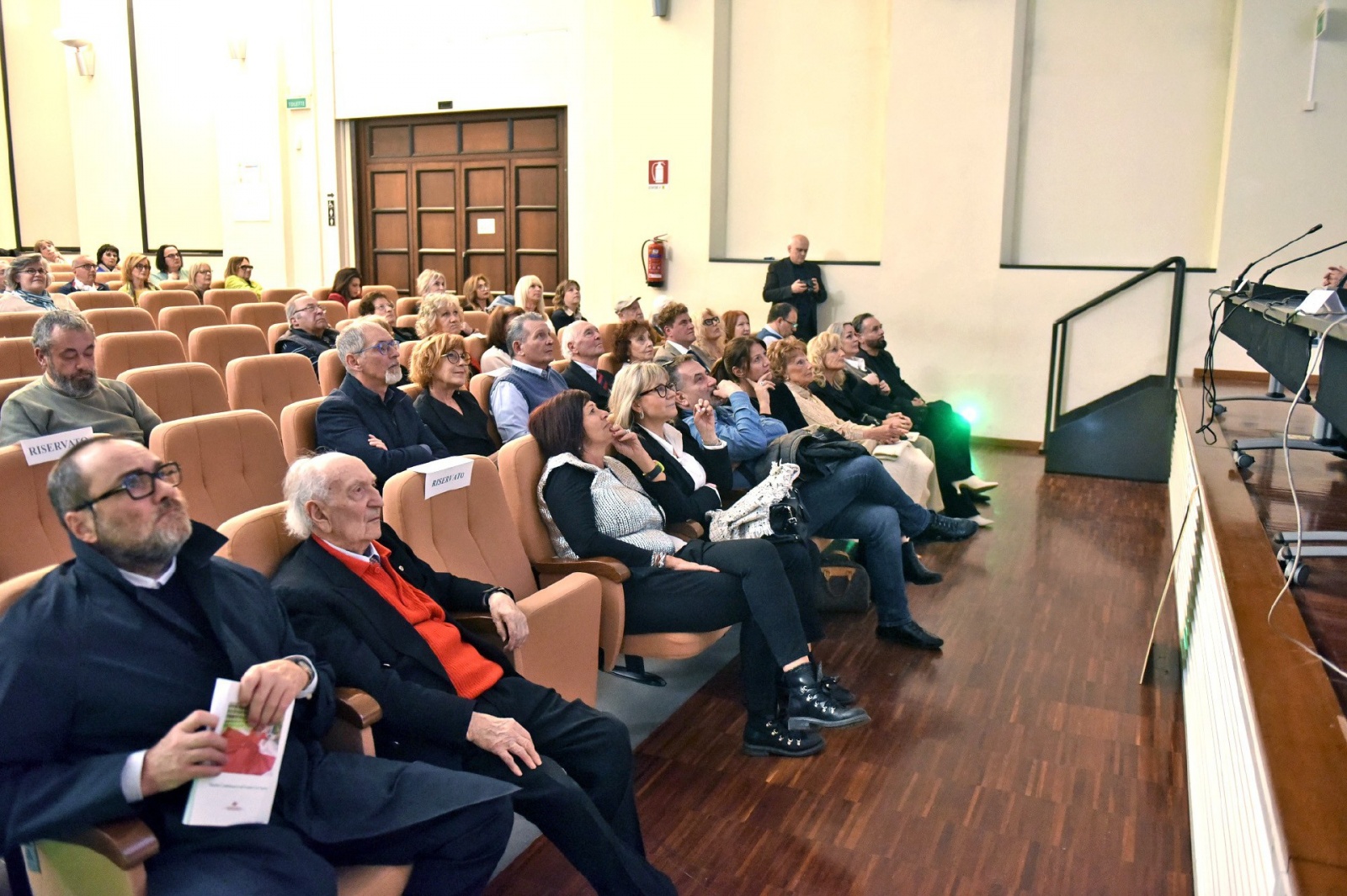 VARESE. PRESENTAZIONE LIBRO “DALLA CASA DI RINGHIERA ALLA CASA BIANCA” DI MARINA CASTELNUOVO, SOSIA UFFICIALE DI LIZ TAYLOR, IN SALA MONTANARI