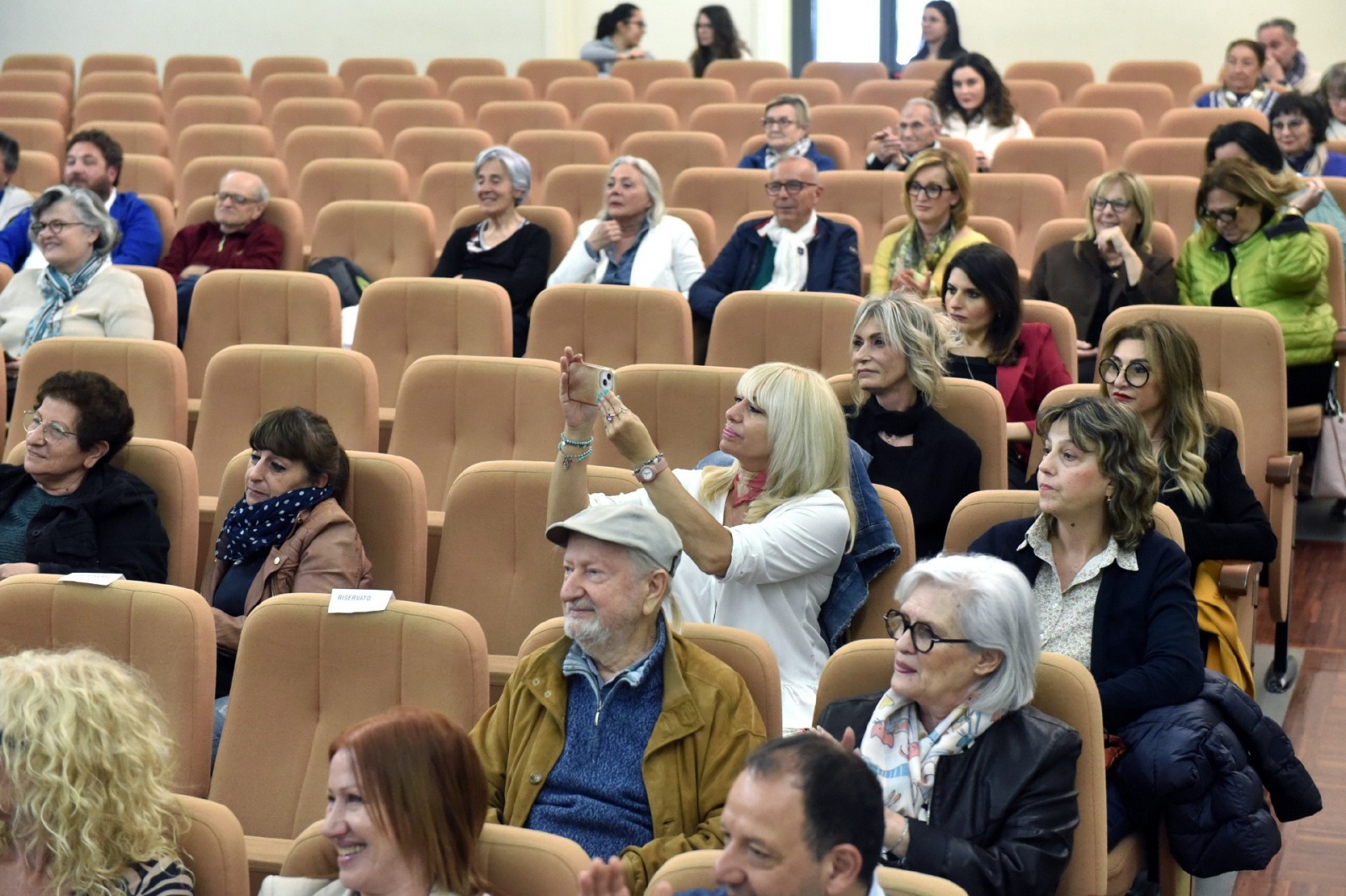 VARESE. PRESENTAZIONE LIBRO “DALLA CASA DI RINGHIERA ALLA CASA BIANCA” DI MARINA CASTELNUOVO, SOSIA UFFICIALE DI LIZ TAYLOR, IN SALA MONTANARI