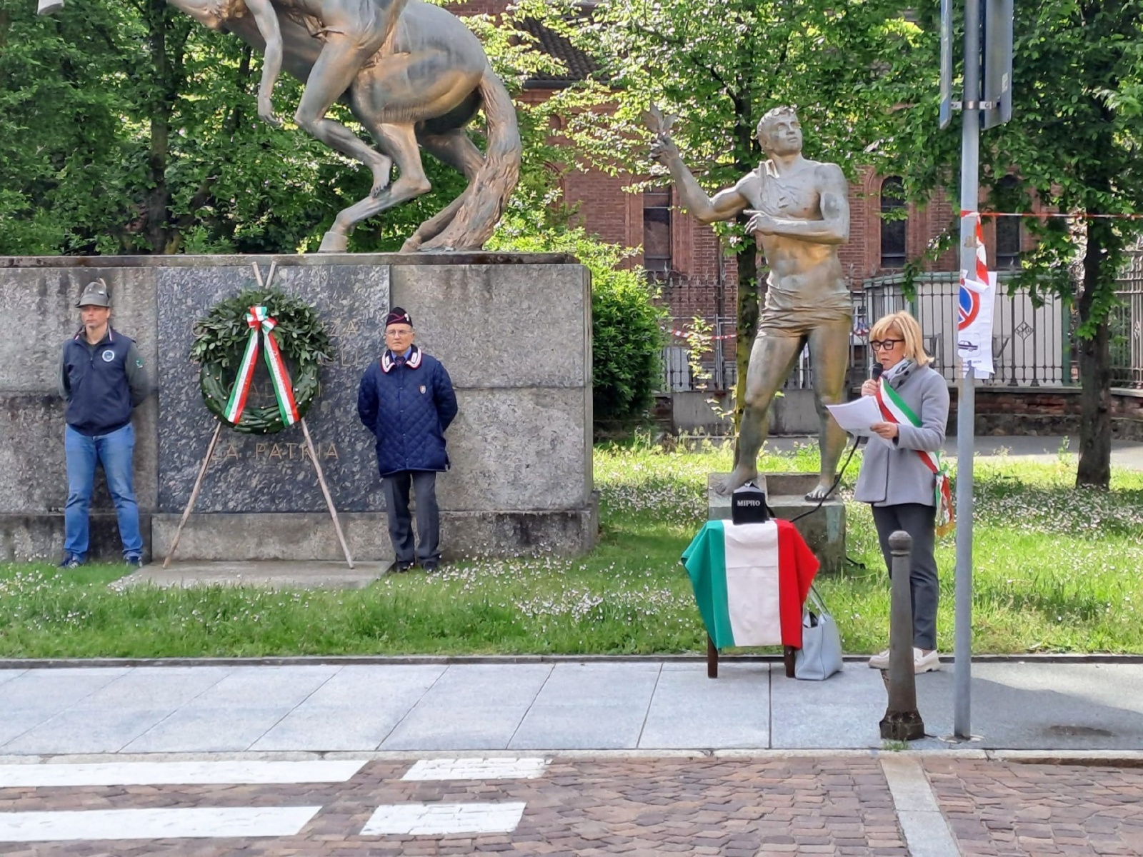 CASTELLANZA MIRELLA CERINI SINDACO ALLA CERIMONIA DEL 25 APRILE