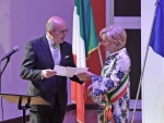 GAVIRATE. PROCLAMAZIONE GAVIRATE CITTA’ ALL’AUDITORIUM VIA FERMI NELLA FOTO PREFETTO PASQUARIELLO CONSEGNA IL DECRETO PER GAVIRATE CITTA’ ALLA SINDACA ALBERIO