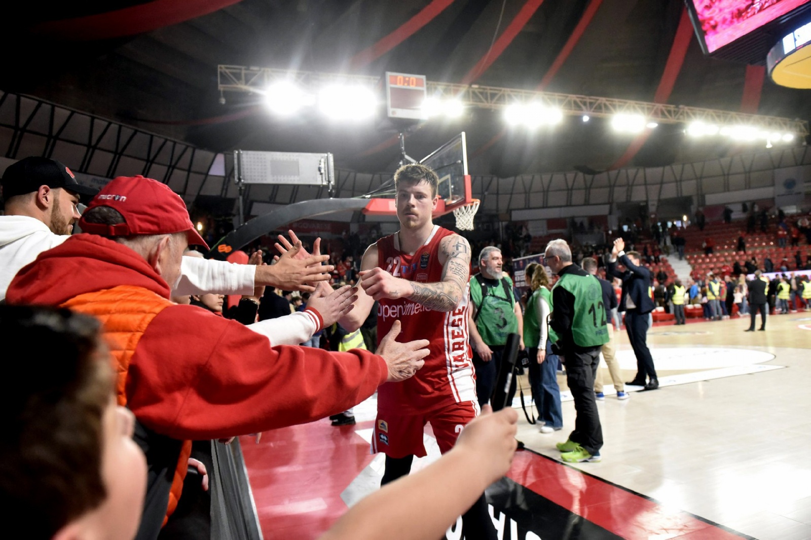 VARESE. BASKET LBA. OPENJOBMETIS VARESE - NUTRIBULLET BASKET TREVISO NELLA FOTO MCDERMOTT E TIFOSI