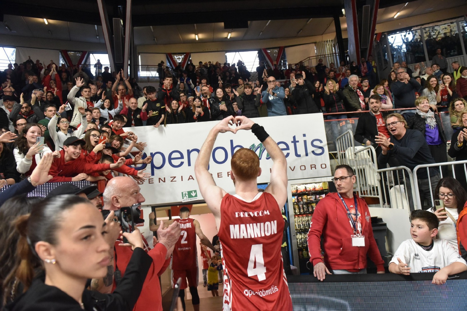 VARESE. BASKET LBA. OPENJOBMETIS VARESE - NUTRIBULLET BASKET TREVISO NELLA FOTO MANNION E TIFOSI