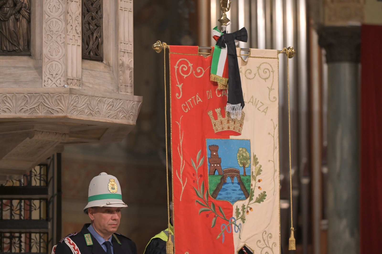 CASTELLANZA FUNERALI MIRELLA CERINI SINDACO DI CASTELLANZA CHIESA DI SAN GIULIO