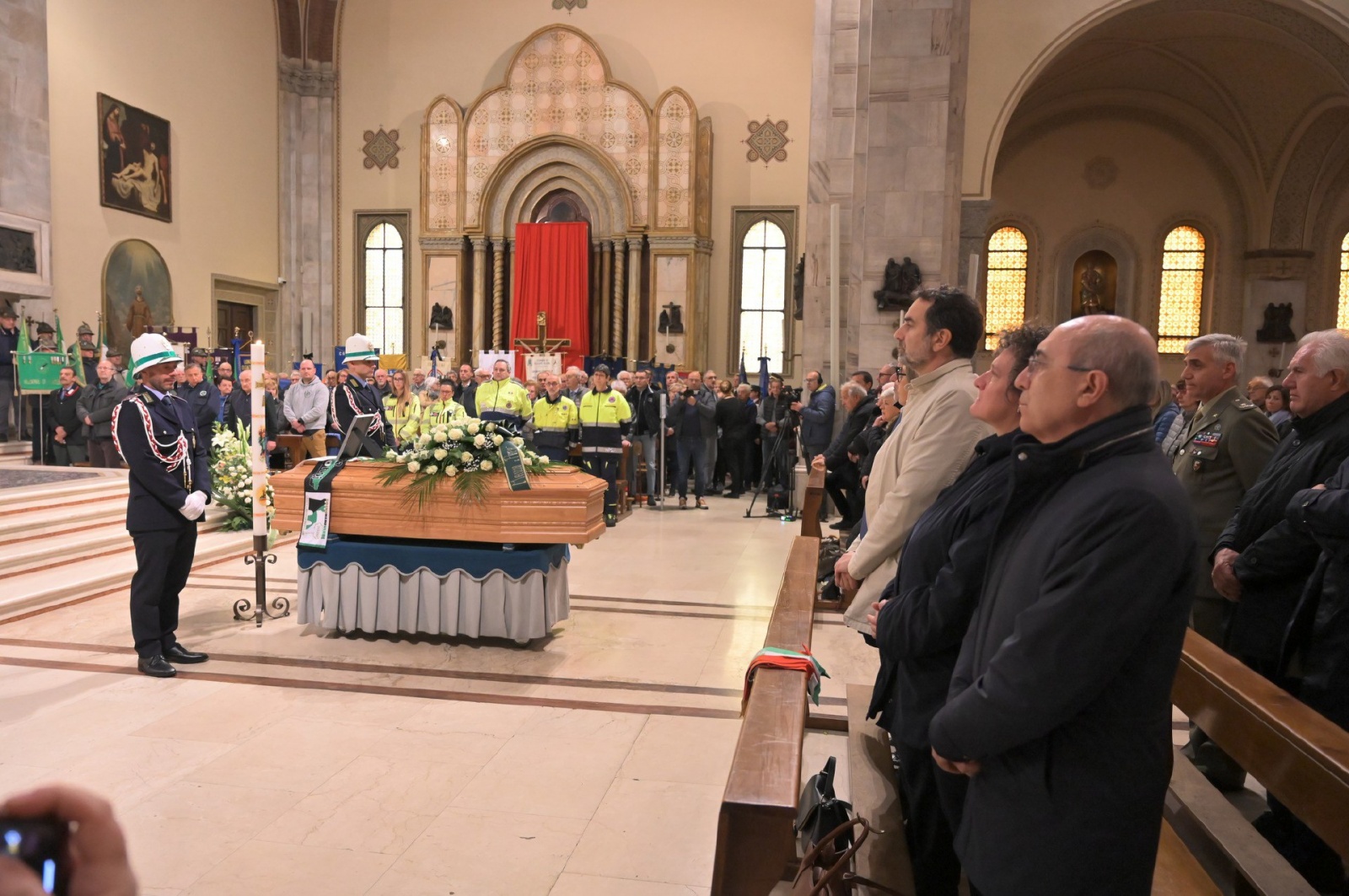 CASTELLANZA FUNERALI MIRELLA CERINI SINDACO DI CASTELLANZA CHIESA DI SAN GIULIO