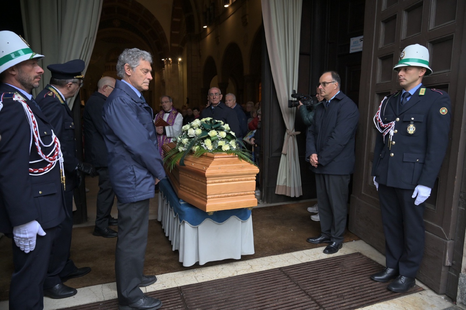 CASTELLANZA FUNERALI MIRELLA CERINI SINDACO DI CASTELLANZA CHIESA DI SAN GIULIO