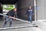 BRUNELLO. FURTO DITTA ELMEC INFORMATICA. SFONDATO IL CANCELLO DOPO AVER BLOCCATO LA STRADA CON VARI MEZZI. NELLA FOTO IL PALO ABBATTUTO SFONDANDO IL CANCELLO