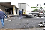 BRUNELLO. FURTO DITTA ELMEC INFORMATICA. SFONDATO IL CANCELLO DOPO AVER BLOCCATO LA STRADA CON VARI MEZZI. NELLA FOTO GLI OPERAI RIMUOVONO IL CANCELLO SFONDATO